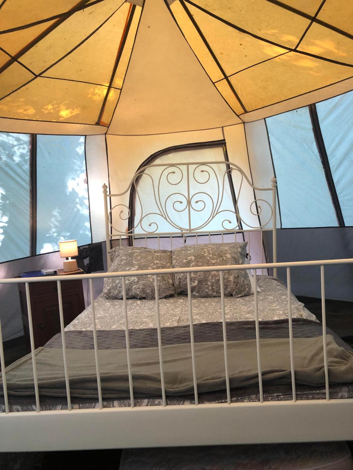 Camping Au Lac Du Drennec Glamping Tent Commana Ngoại thất bức ảnh